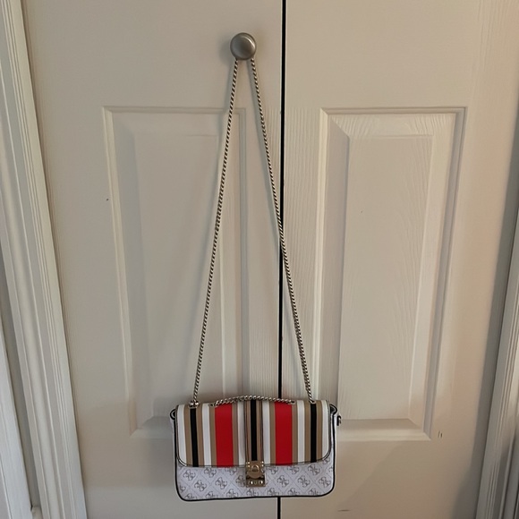 Guess chain strap purse - Picture 2 of 13